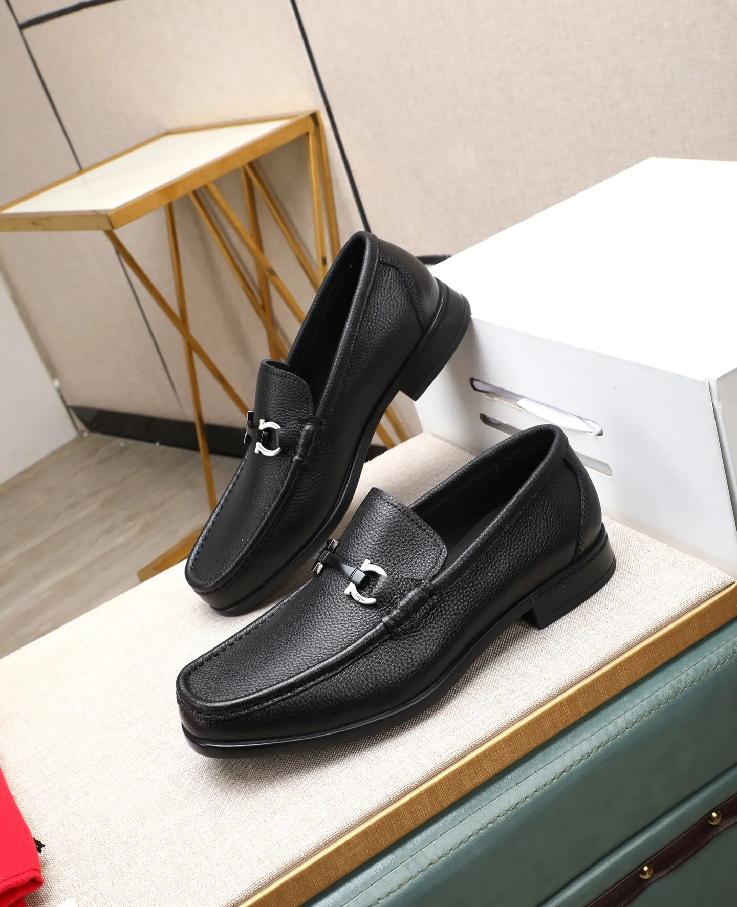 Men's clothing and shoes 💰700📛📛High-end goods! Salvatore Ferragamo is the world's top luxury footwear brand. It comes from Italy, the kingdom of fashion. It is famous all over the world for its traditional handmade design and novel styles... 🚶🏻🚶🏻 Top-quality suit shoes are sold simultaneously at the counter. This style is purely handmade. The fabric is imported Italian calfskin➕soft water-dyed cowhide lining. Specially available with original deep rubber outsole🌀🌀Size: 38➖44